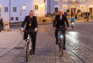 Landesbischof und Regionalbischof auf dem Fahrrad